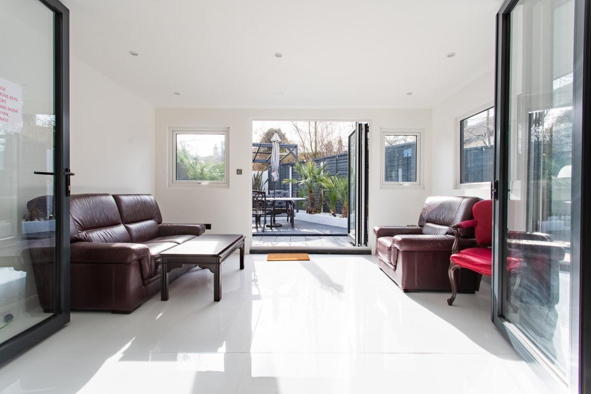 Modern 2Bed Pad W/ Hot Tub Villa Barking  Exterior photo