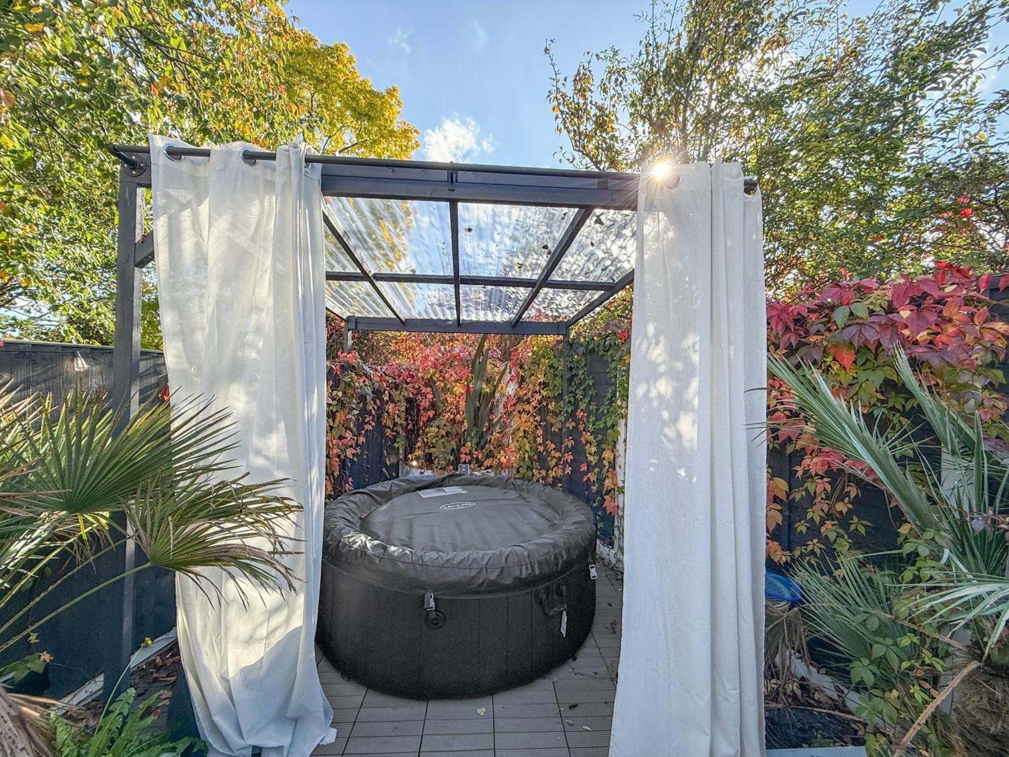 Modern 2Bed Pad W/ Hot Tub Villa Barking  Exterior photo
